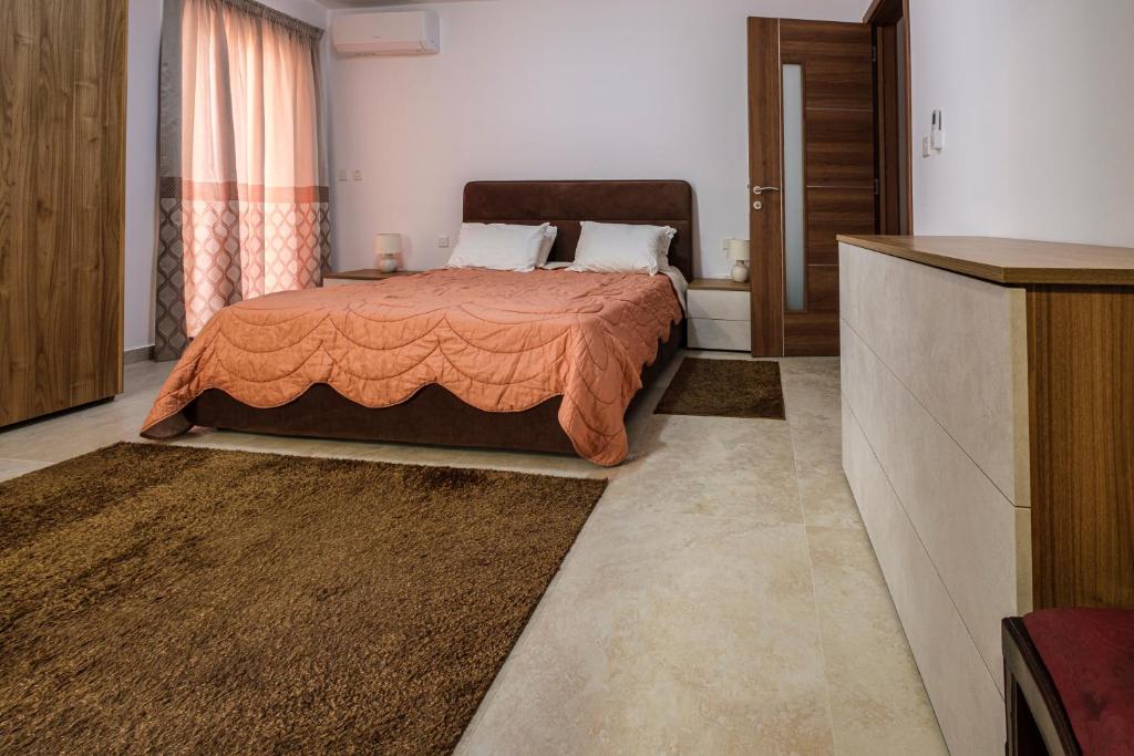Modern 3 bedroom Apartment in Luqa (Sleeps 6) photo 3