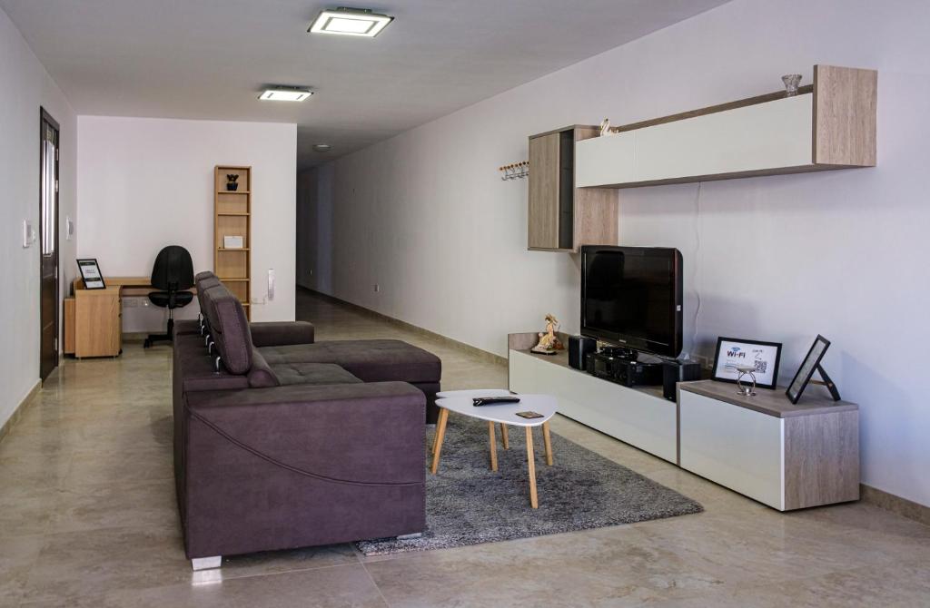 Modern 3 bedroom Apartment in Luqa (Sleeps 6) photo 4