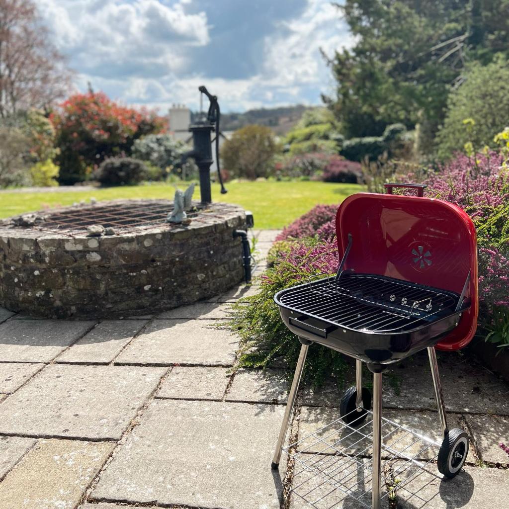 A spacious hidden gem with hot tub, lovely garden & views - Tap to explore photos
