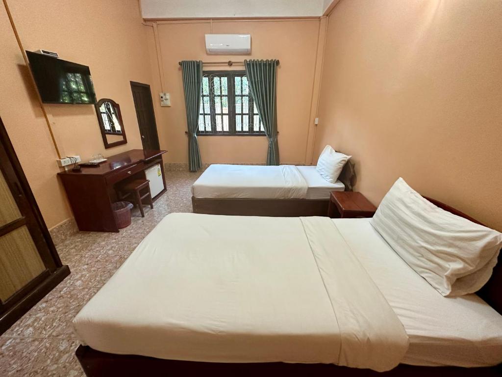Phaythavone Hotel - Tap to explore photos