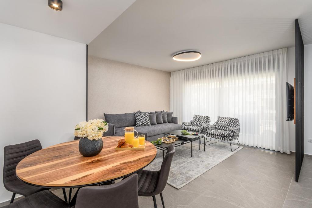 Luxurious Huge 2BDR&2Bth w Parking- mahne yehuda sea-u jerusalem photo 1