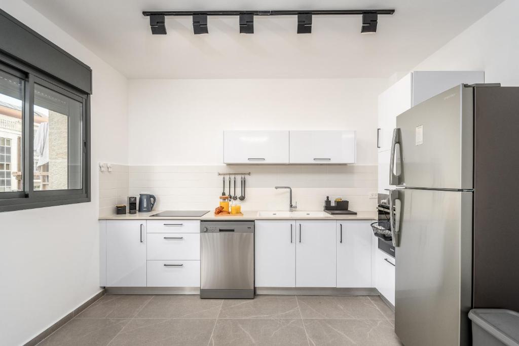 Luxurious Huge 2BDR&2Bth w Parking- mahne yehuda sea-u jerusalem photo 2