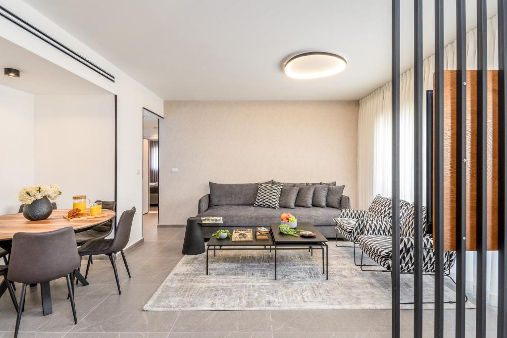 Luxurious Huge 2BDR&2Bth w Parking- mahne yehuda sea-u jerusalem photo 3