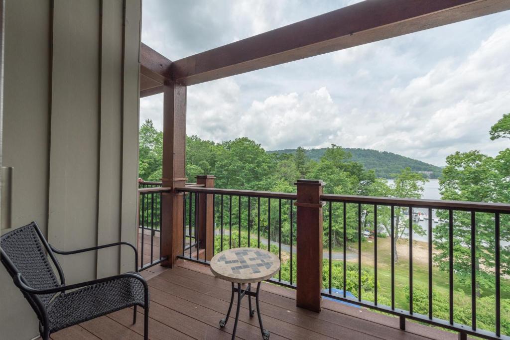 A307 One Bedroom & Loft Lake View photo 3