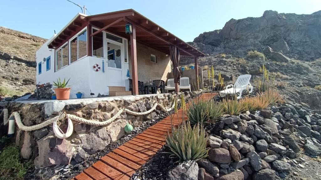 Casa marinera en la Orilla del mar photo 4