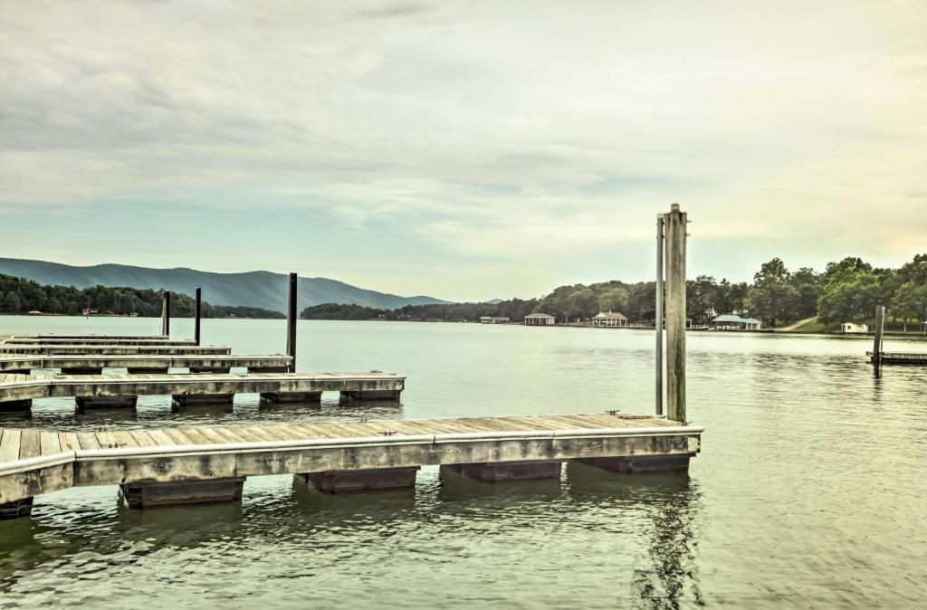 Huddleston Condo Rental on Smith Mountain Lake! photo 2