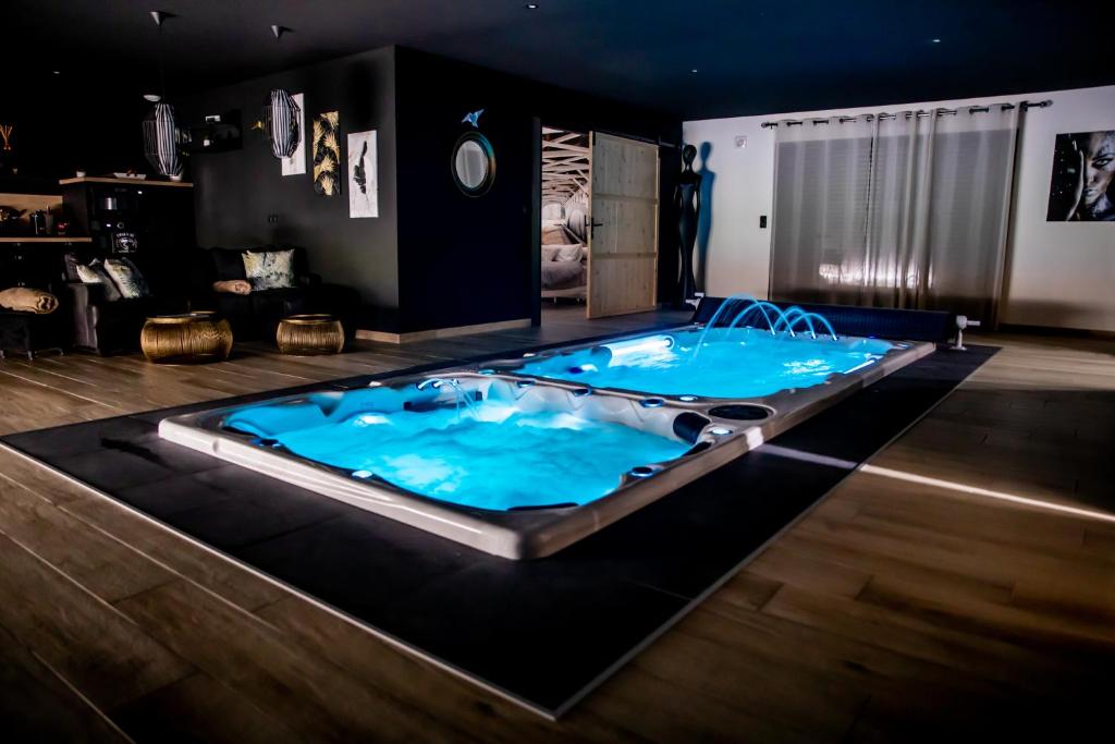 Au domaine des anges Gites avec Jacuzzi privatif dans la chambre photo 3