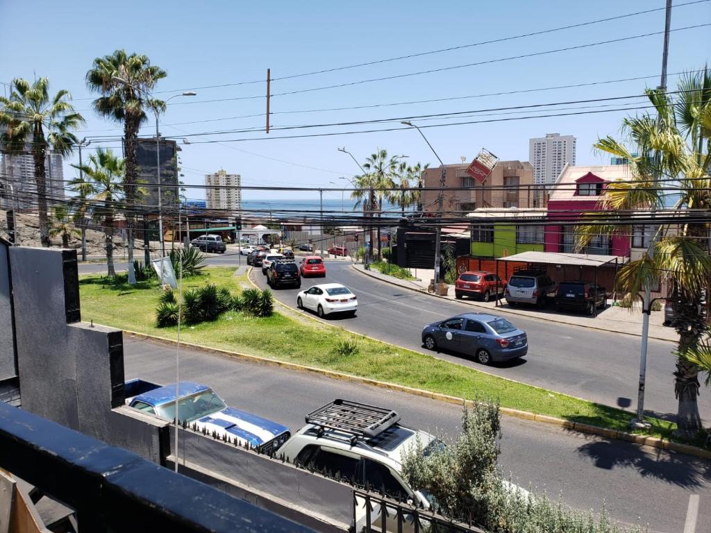 Un lugar encantador con una pequeña terraza photo 2