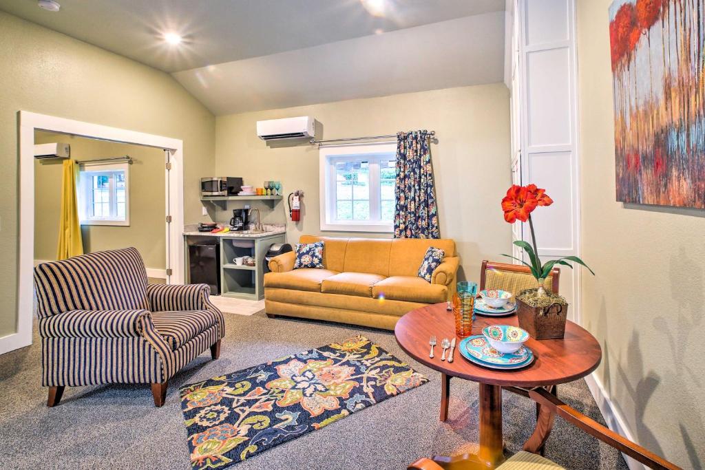 Welcoming Downtown Branson Cottage with Pool Access! photo 1