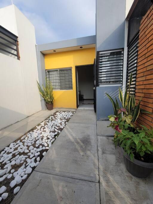 Casa totalmente nueva,2 cuartos 2 baños -Muy Segura