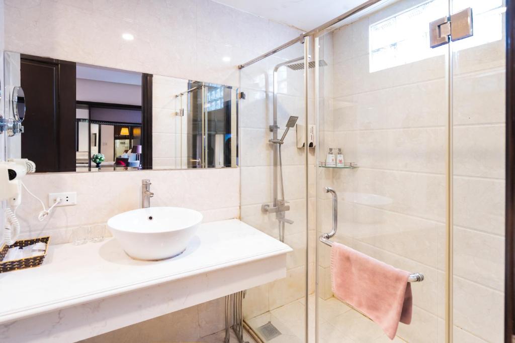 Hanoi Center Silk Charming Hotel & Travel