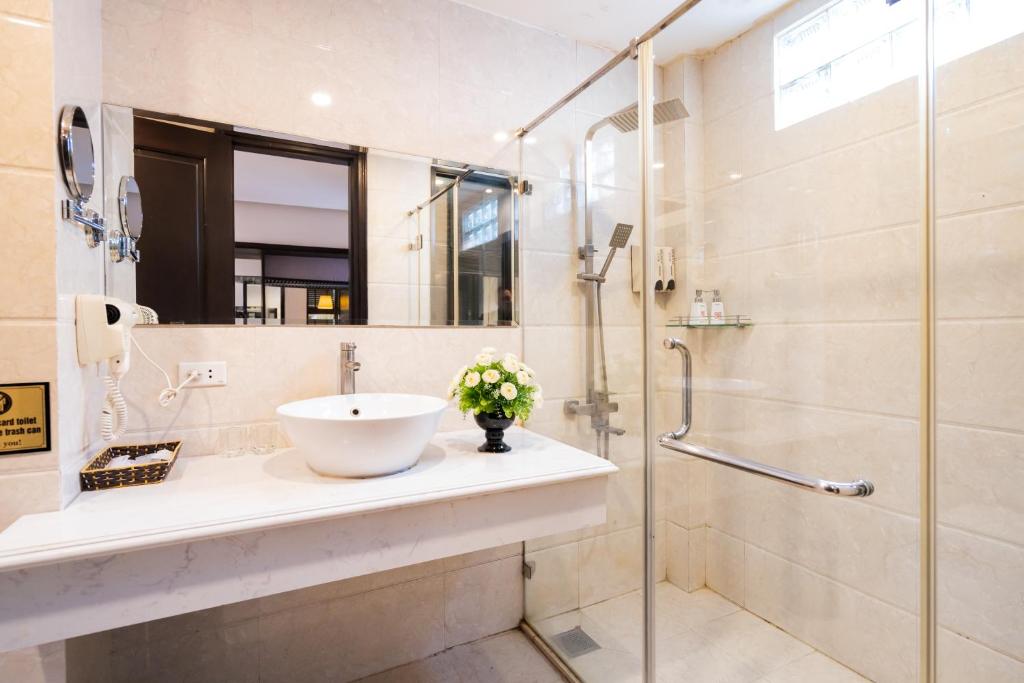 Hanoi Center Silk Charming Hotel & Travel