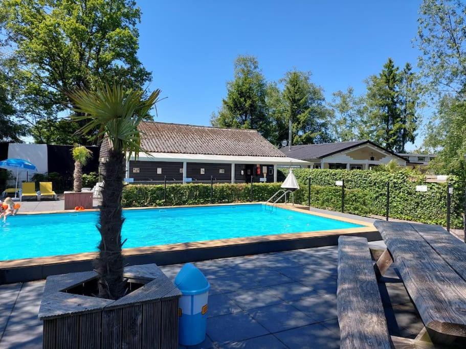 Luxe omheind chalet op vakantiepark met zwembad