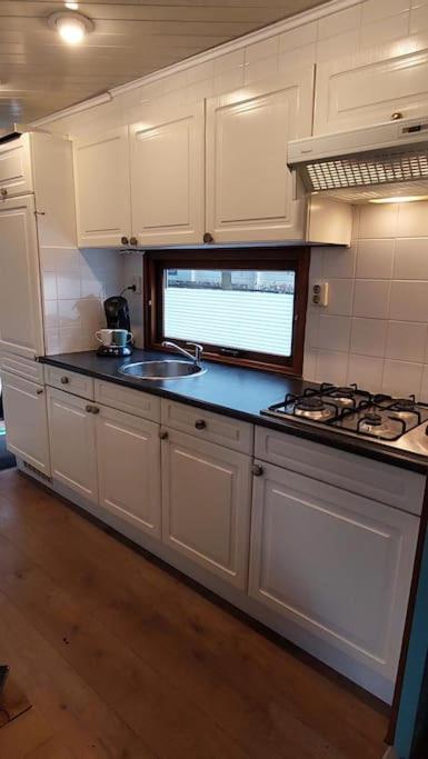 Luxe omheind chalet op vakantiepark met zwembad photo 4