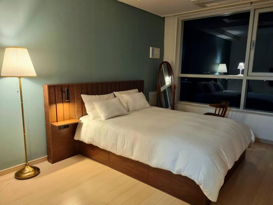 1-2 Mins from KTX Calm Wood Tone Beautiful Night View House photo 3