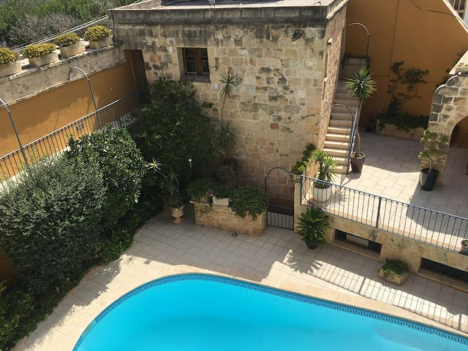 studio apartment with pool in house of character.