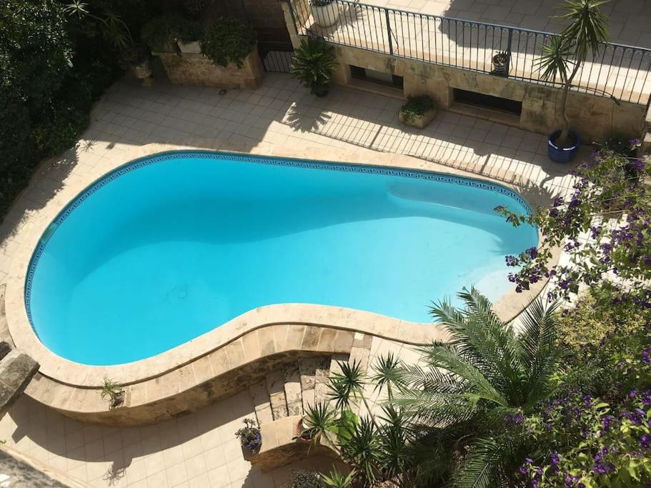 studio apartment with pool in house of character. photo 3
