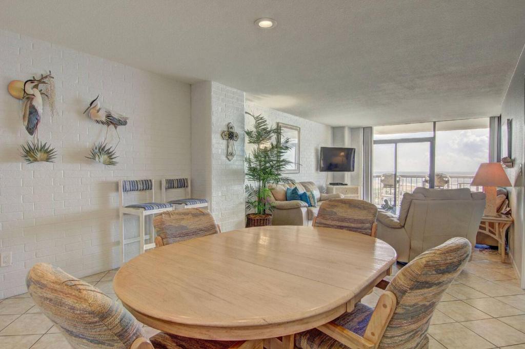 One Bedroom One Bath with Breathtaking Ocean View, Open Floor Plan photo 2