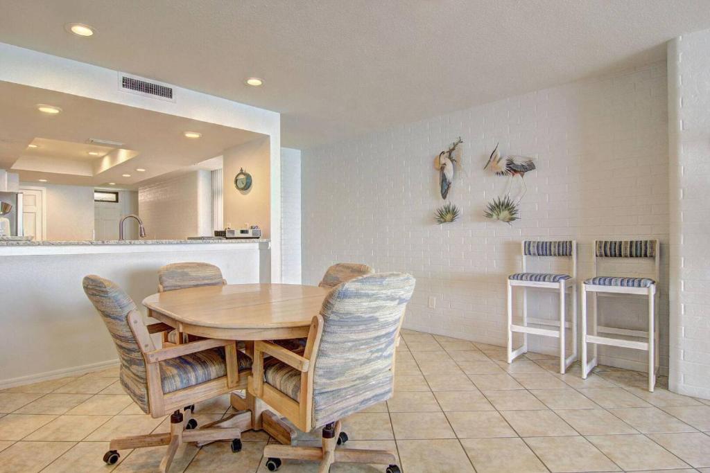 One Bedroom One Bath with Breathtaking Ocean View, Open Floor Plan photo 3