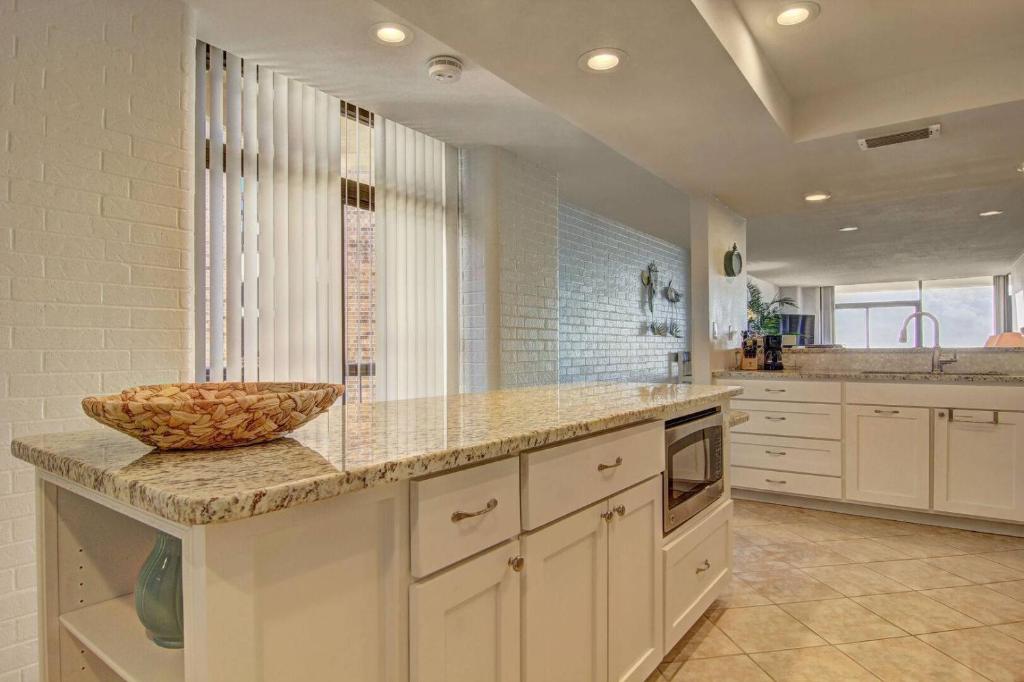 One Bedroom One Bath with Breathtaking Ocean View, Open Floor Plan photo 4