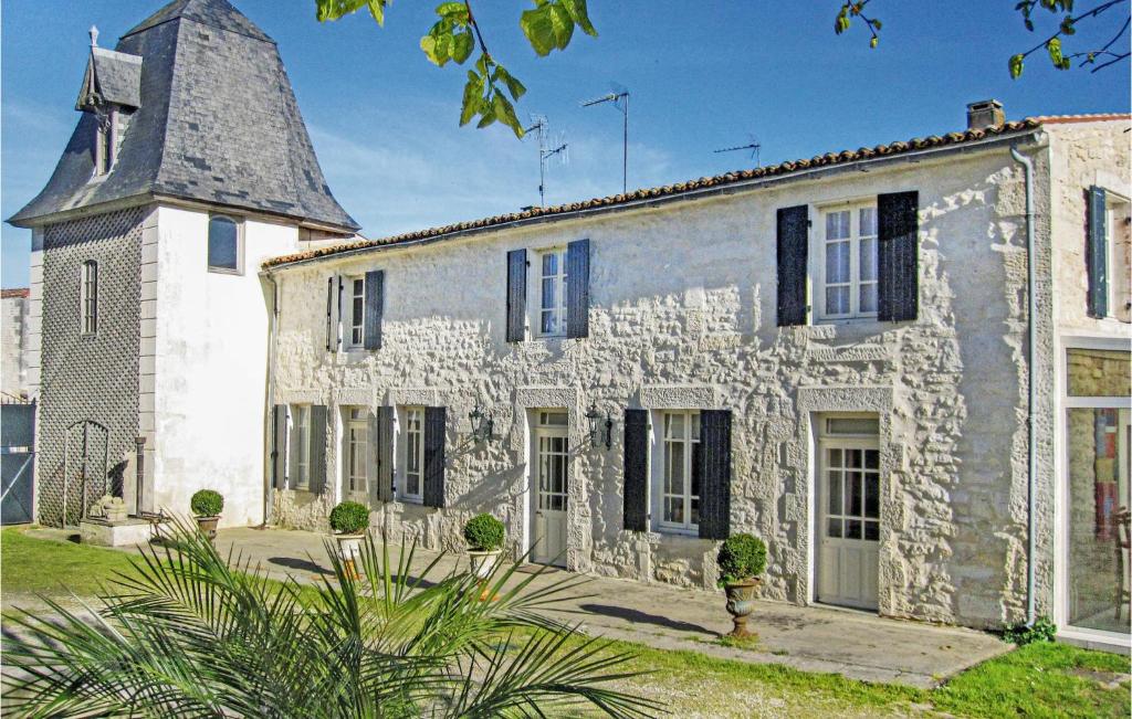 Nice Home In Beurlay With 2 Bedrooms, Wifi And Heated Swimming Pool