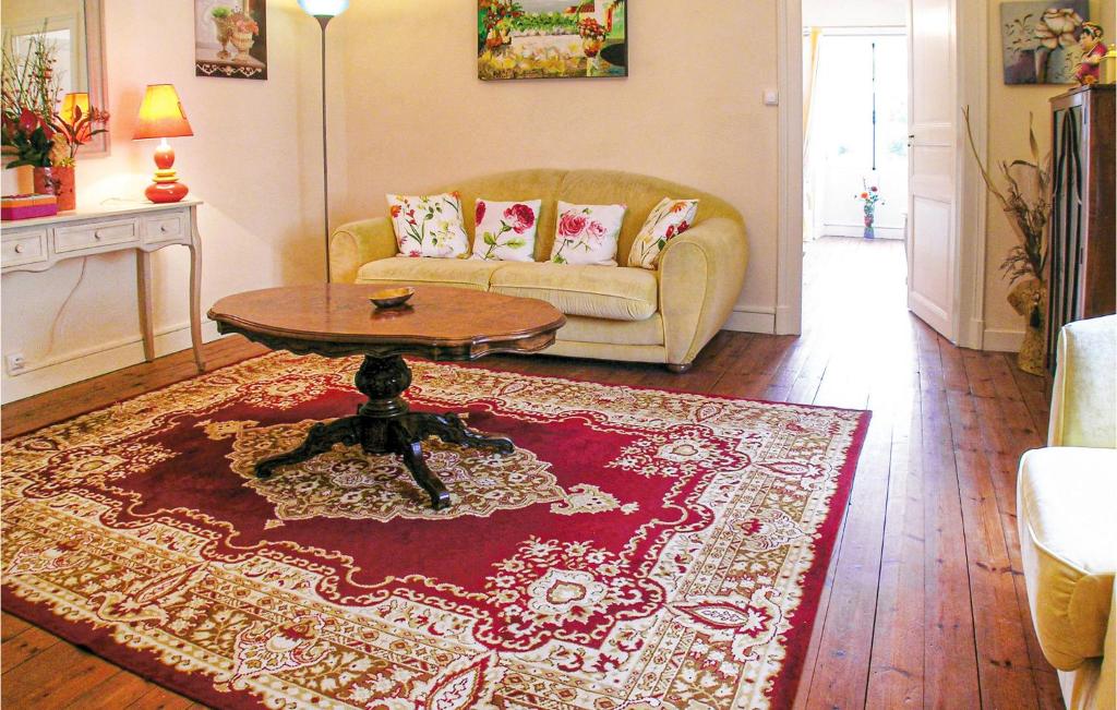 Nice Home In Beurlay With 2 Bedrooms, Wifi And Heated Swimming Pool photo 2