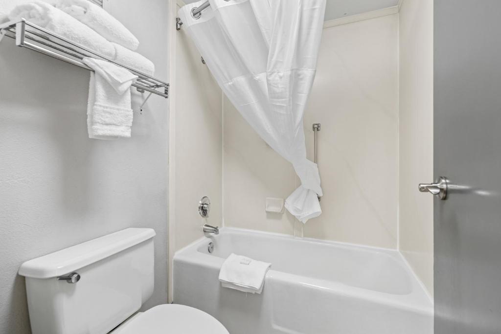 Red Lion Inn & Suites Deschutes River Bend Room Type - Queen Room with Two Queen Beds