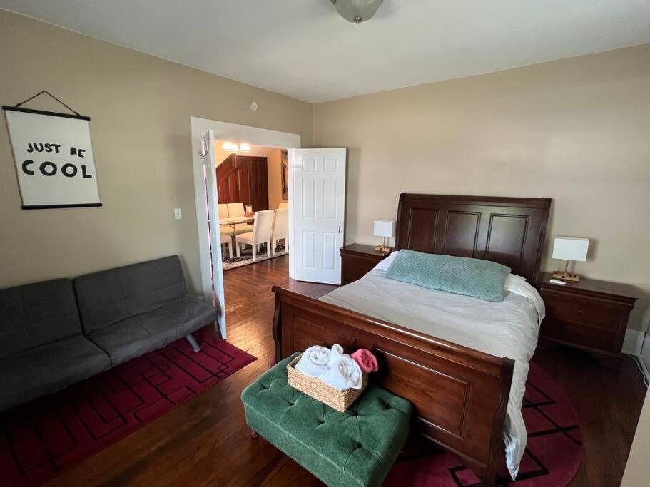The Purple Door apt in the heart of Radford city photo 2