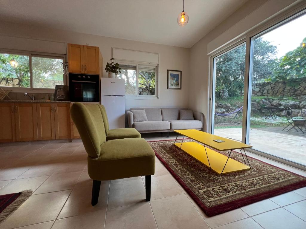 Alma BaHar - charming 2 bdrm house with garden עלמה בהר - דירת אירוח בלב גן פורח photo 2