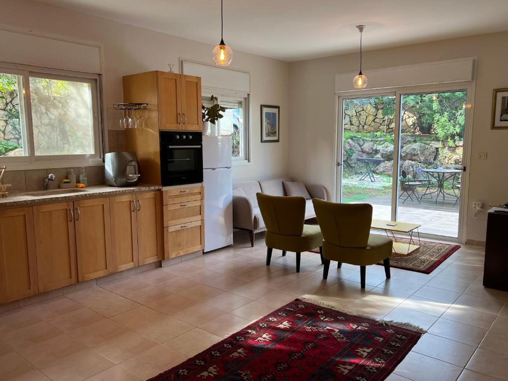 Alma BaHar - charming 2 bdrm house with garden עלמה בהר - דירת אירוח בלב גן פורח photo 3