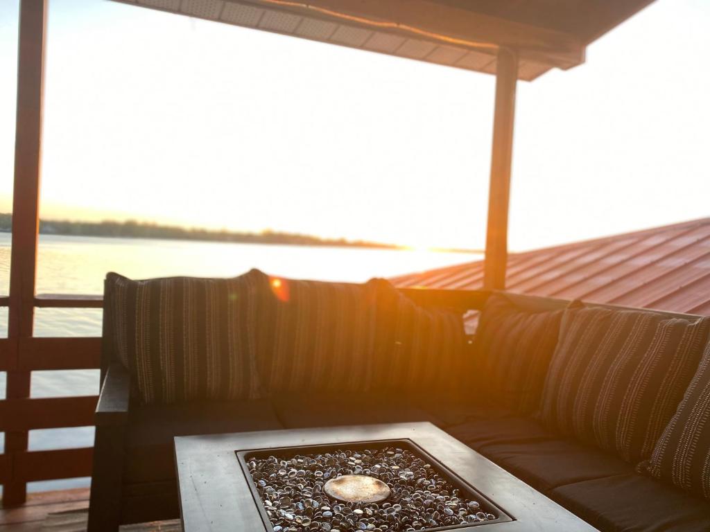 Lakefront house with Firepit photo 1