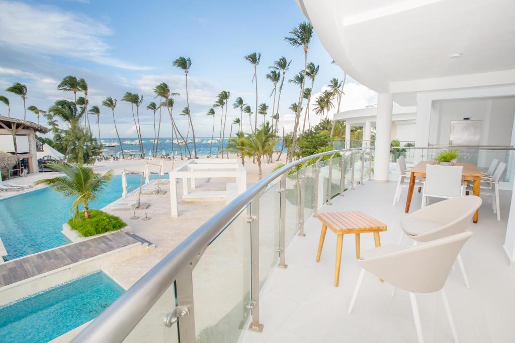 Destination Jelly / Playa Coral Condo
