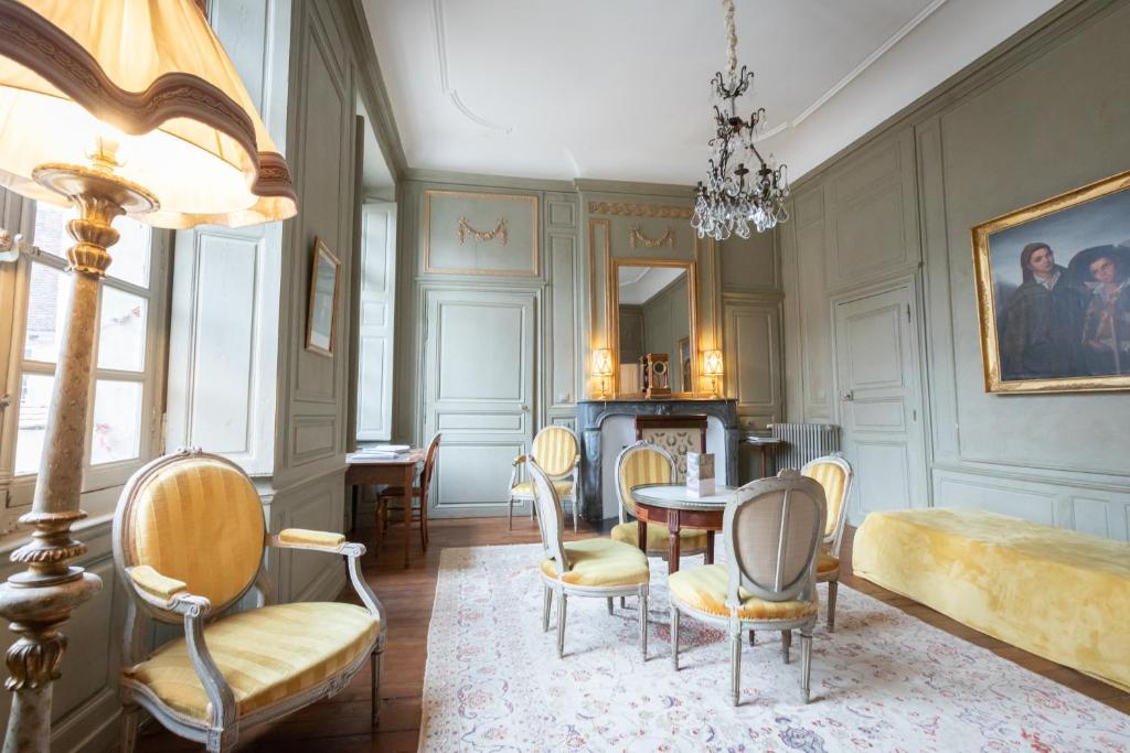 L'Hotel de Panette, Un exceptionnel château en ville - Chambres et suites historiques, parking - Petit Déjeuner offert photo 2