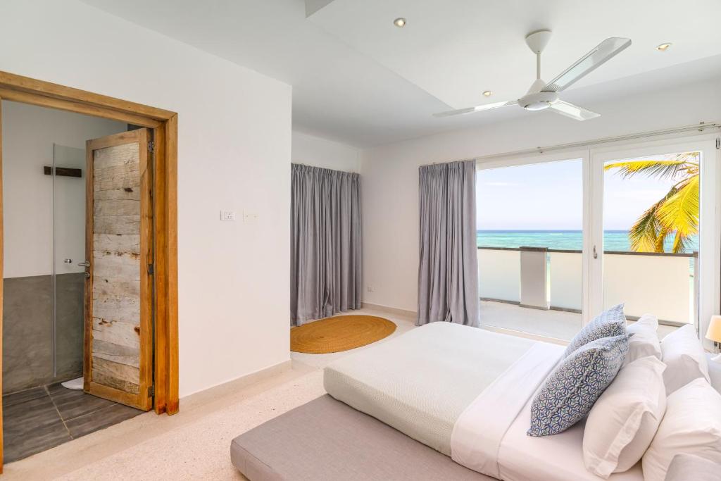Imani - Beachfront Penthouse with Spectacular Ocean Views photo 3