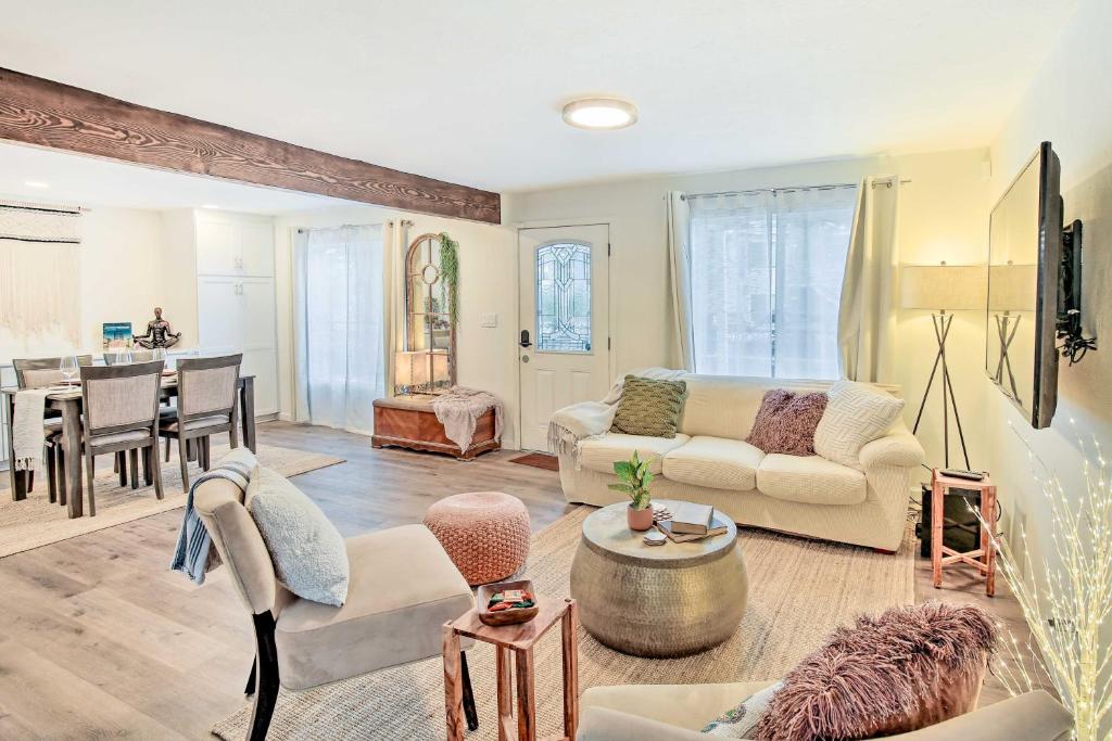 Downtown Home with Free Parking, Less Than 1 Mi to Beach! photo 3