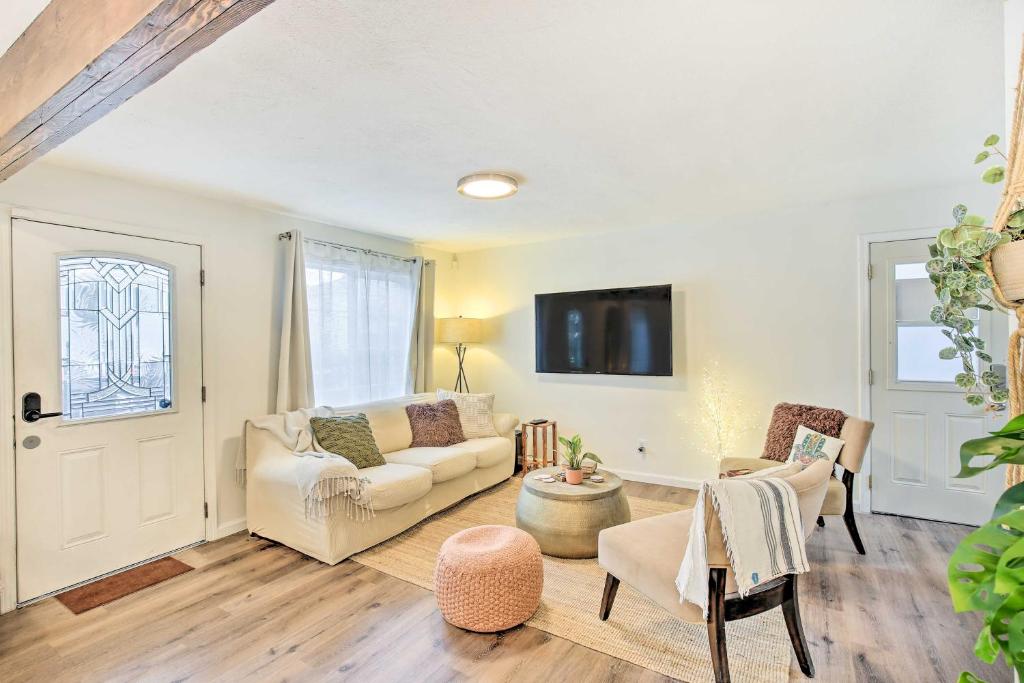 Downtown Home with Free Parking, Less Than 1 Mi to Beach! photo 4