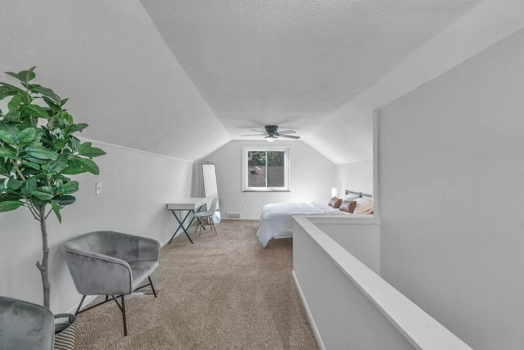 10 Minutes from Metro Airport! Parking on Premises photo 1