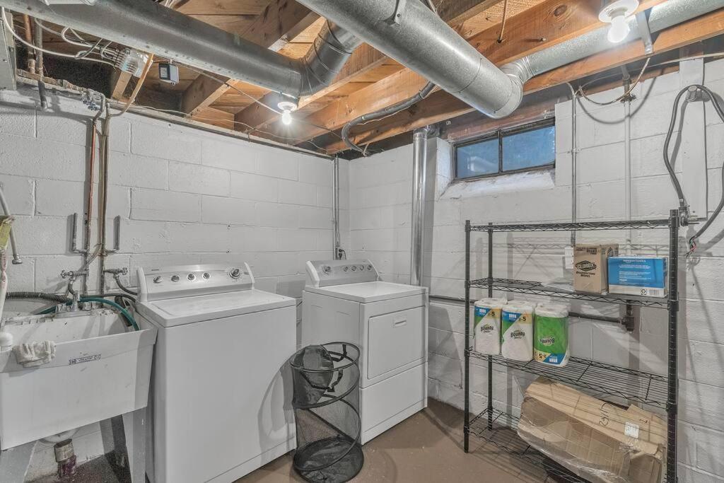 10 Minutes from Metro Airport! Parking on Premises photo 2