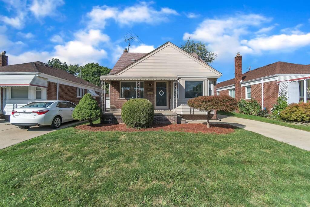 10 Minutes from Metro Airport! Parking on Premises photo 3