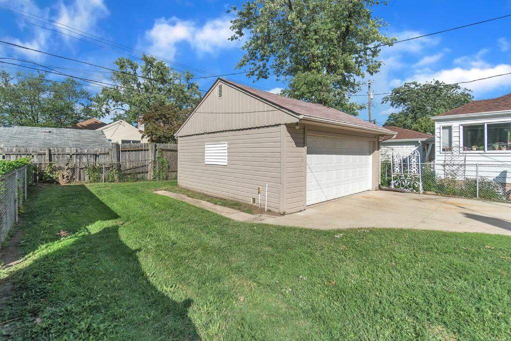 10 Minutes from Metro Airport! Parking on Premises photo 4