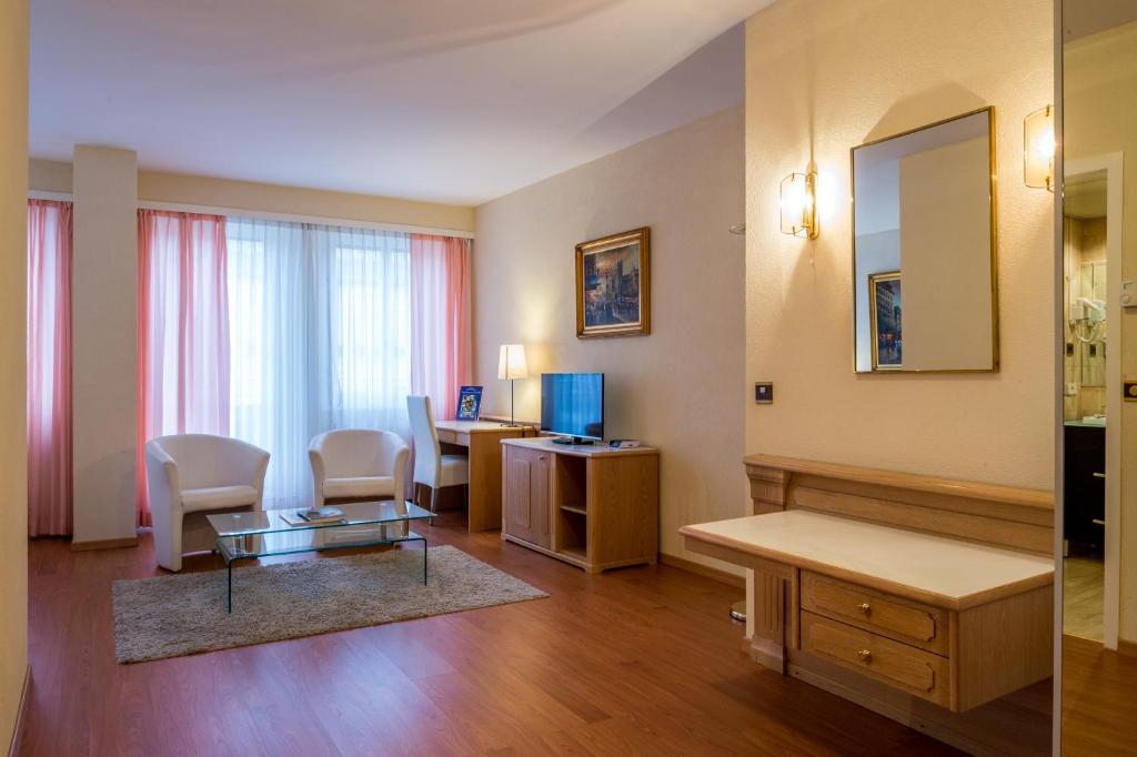 Сьюит (Полулюкс), Hotel Century