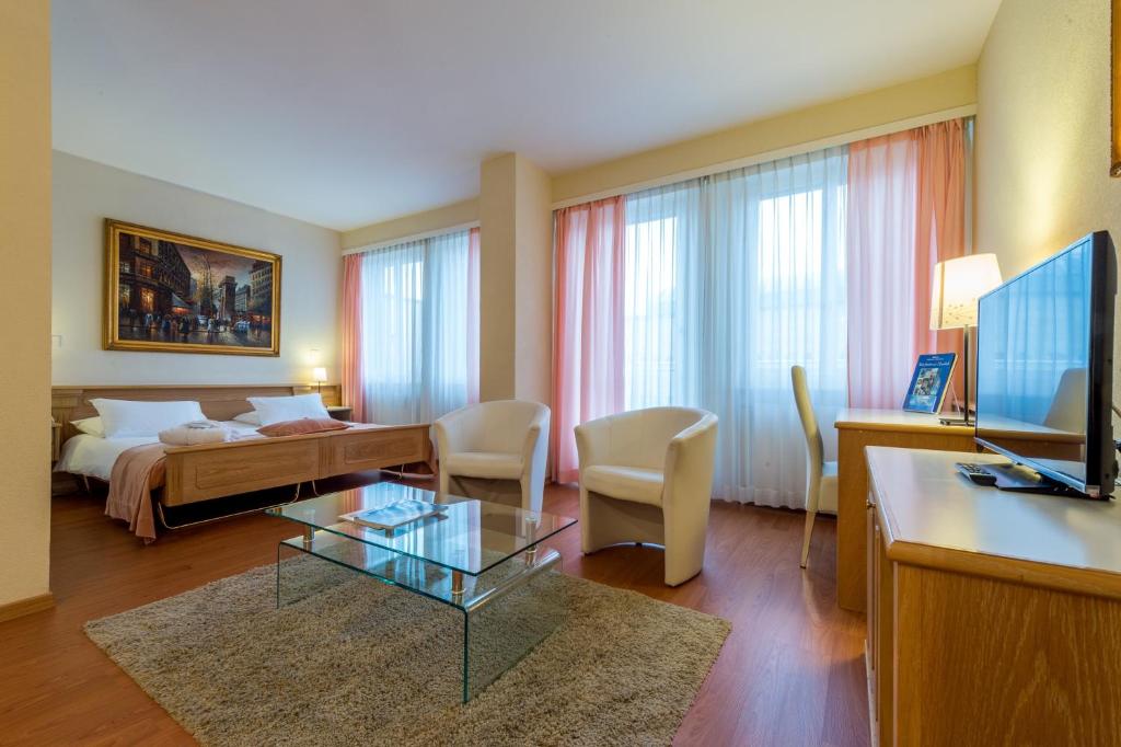 Сьюит (Полулюкс), Hotel Century