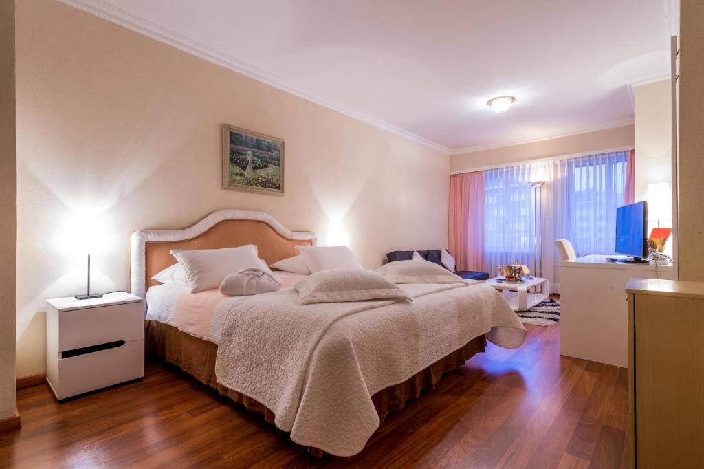 Двухместный (Улучшенный двухместный номер с 1 кроватью), Hotel Century