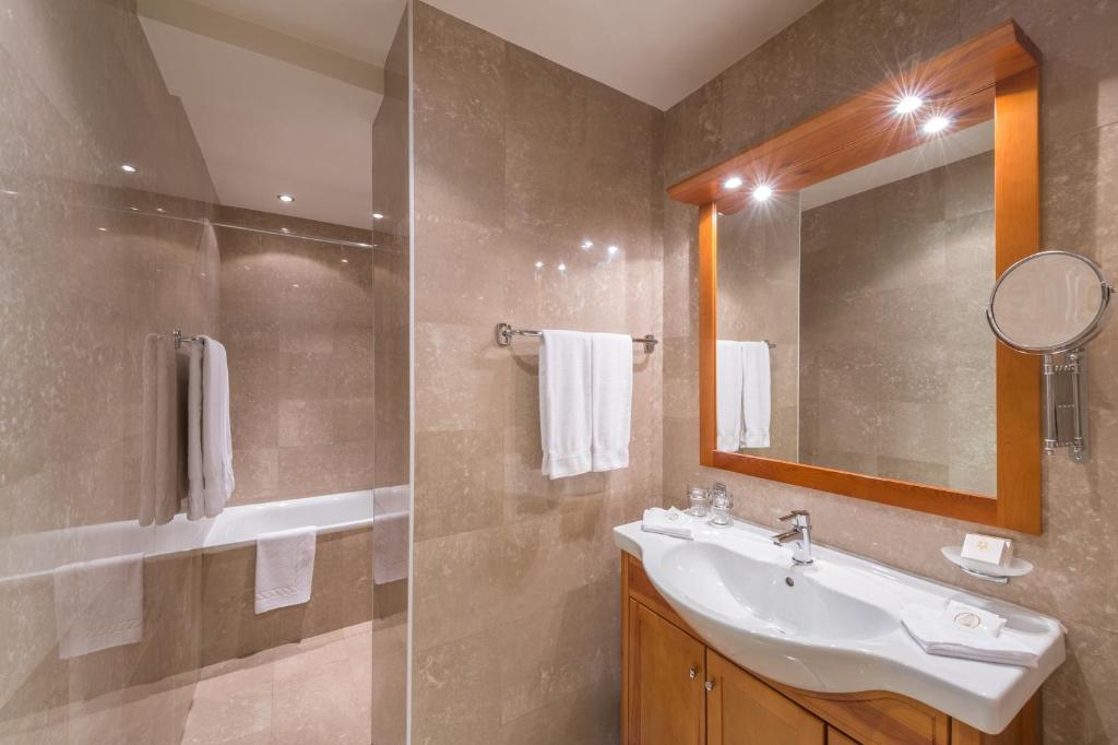 Двухместный (Улучшенный двухместный номер с 1 кроватью), Hotel Century