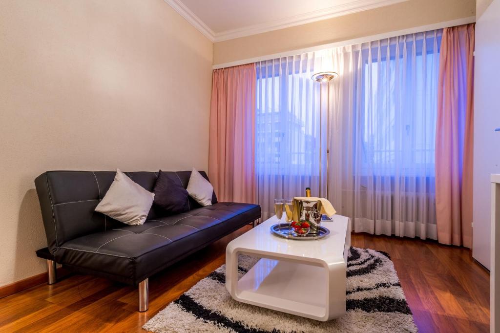 Двухместный (Улучшенный двухместный номер с 1 кроватью), Hotel Century