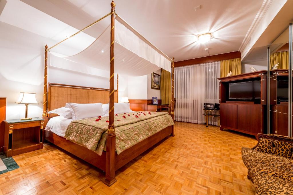 Сьюит (Президентский люкс), Hotel Century