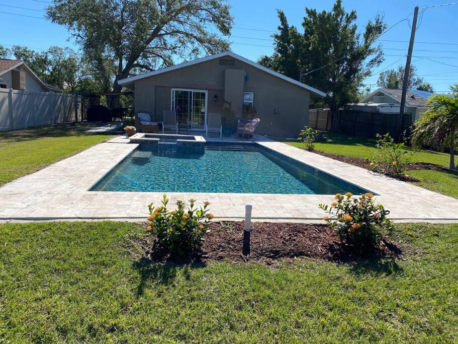 Salt water pool house near beach for monthly rental