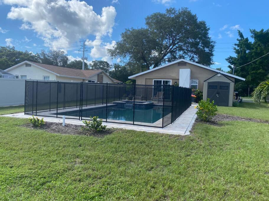 Salt water pool house near beach for monthly rental photo 3