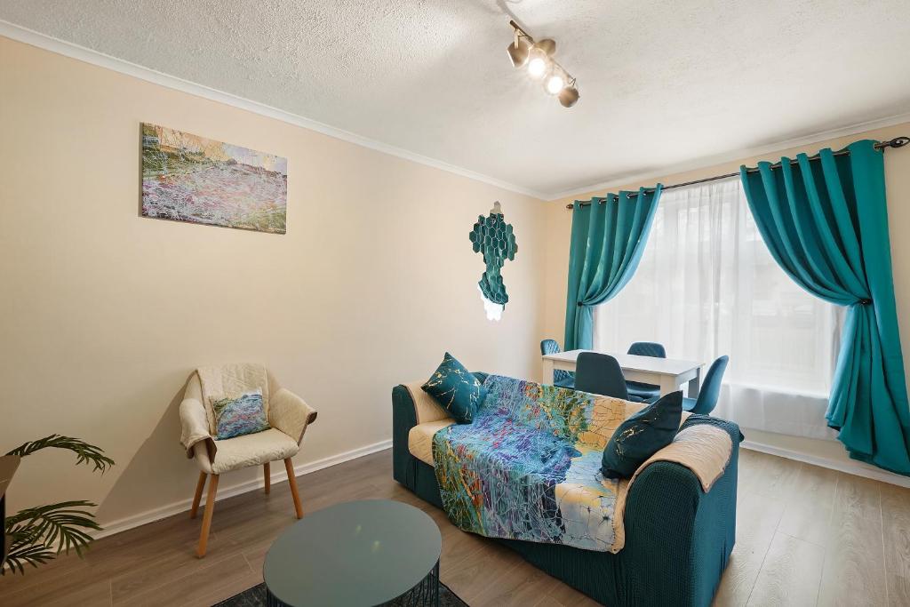 Three Bed Luxury Home in London photo 1