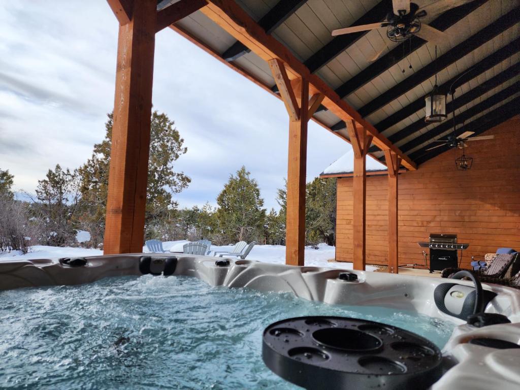 East Zion Mesa Retreat- Luxury, Hot Tub, Resort Amenities image